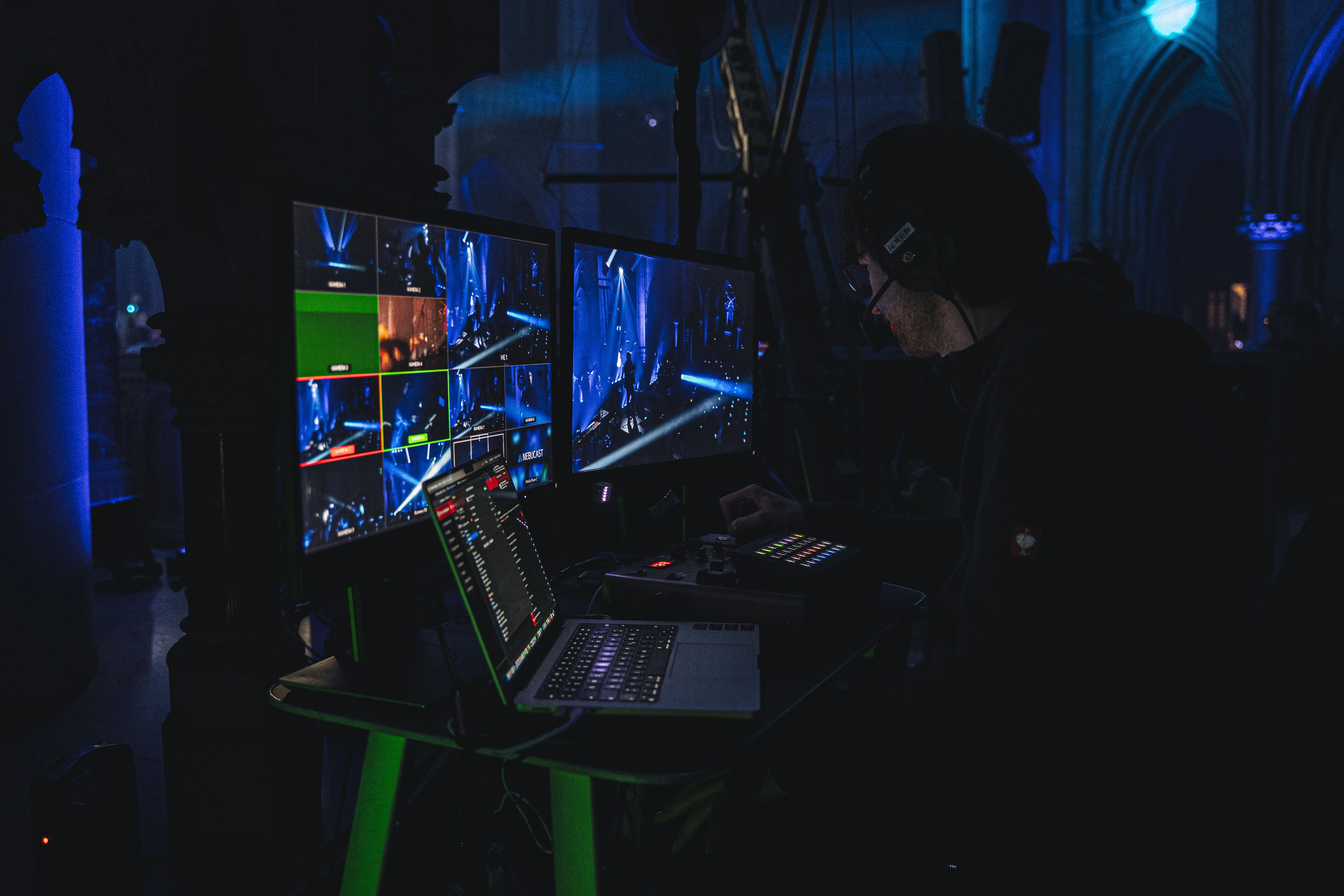 Mann bedient einen Kamerakran