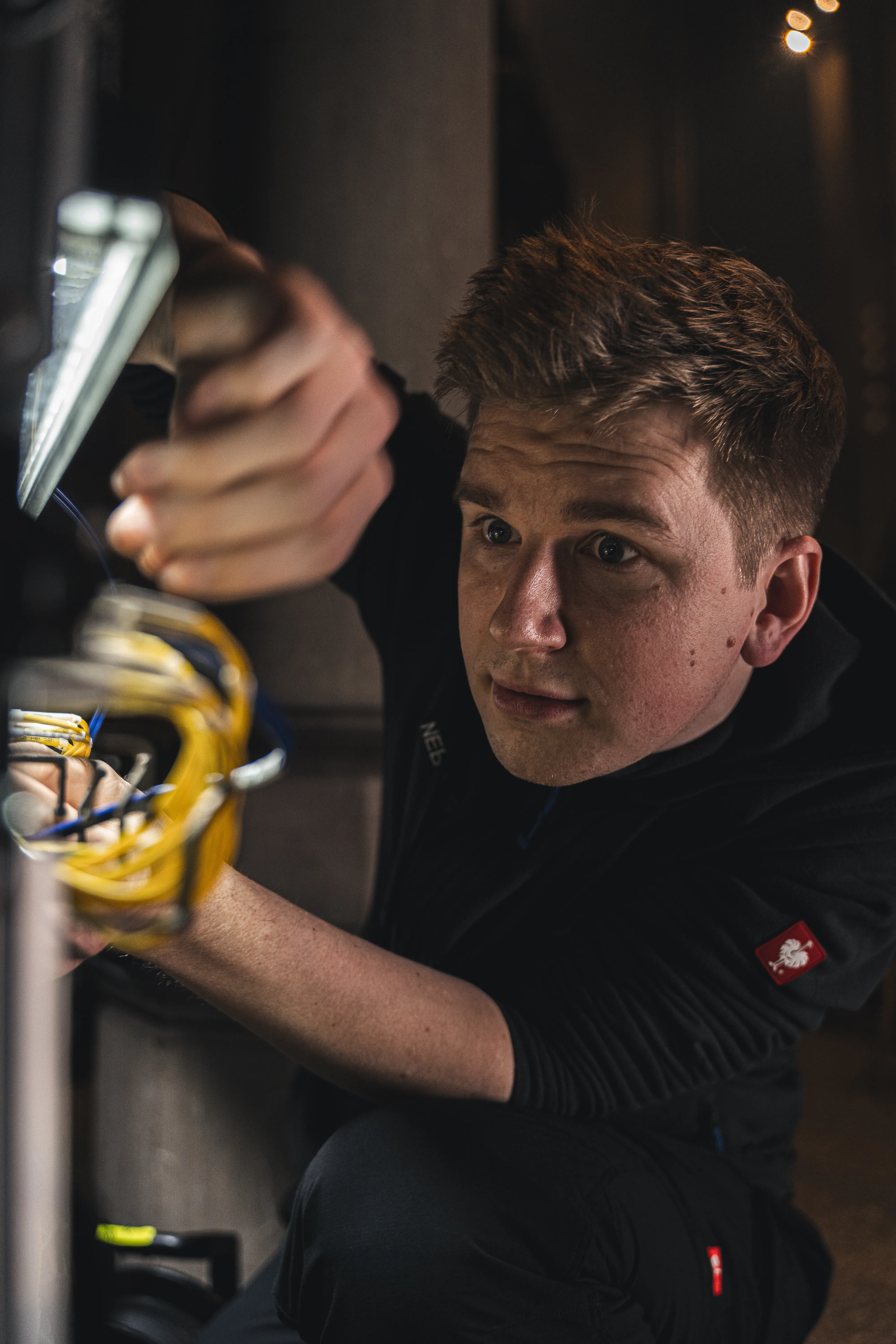 Mann inspiziert Kabel