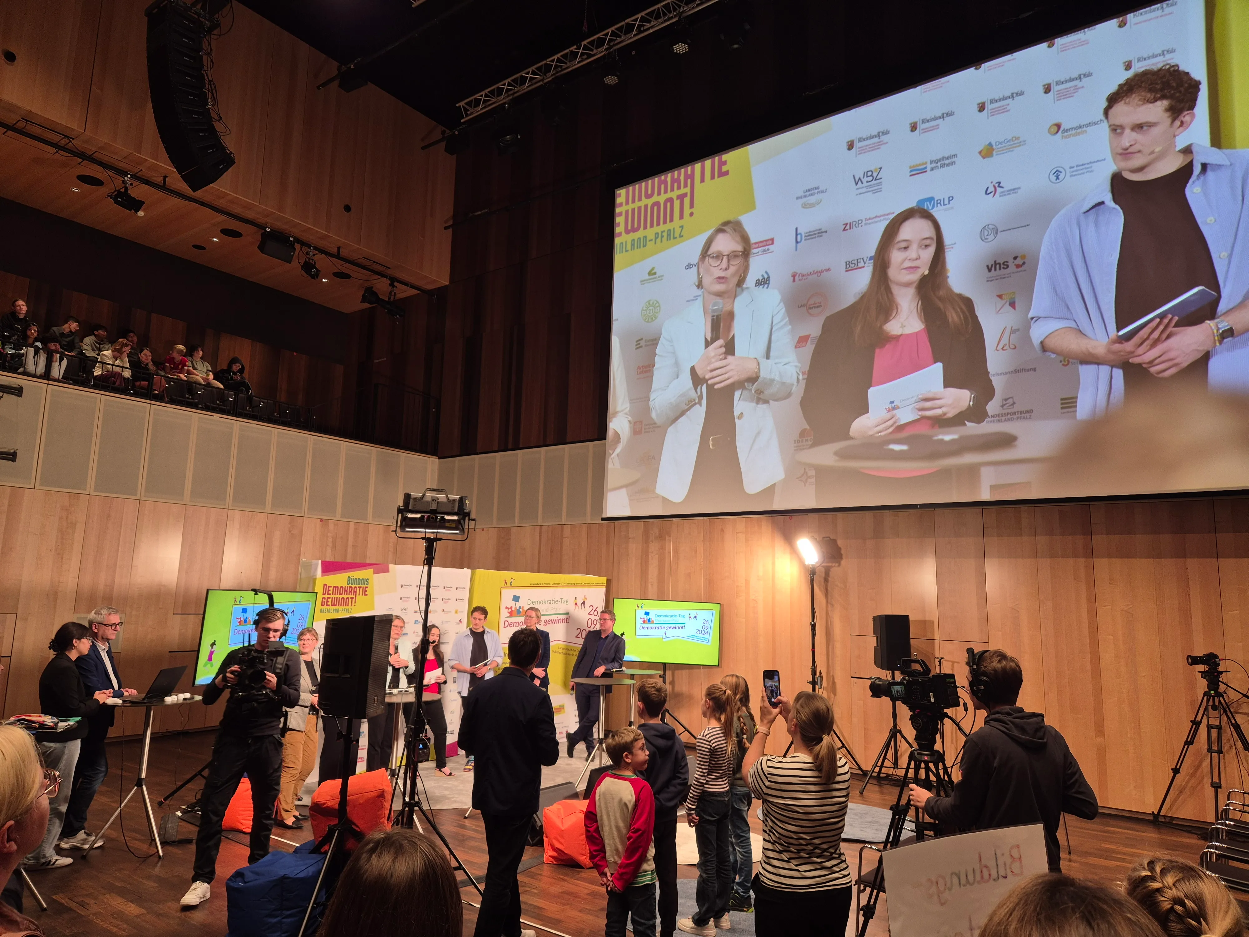 Bühne mit Menschen und Leinwand